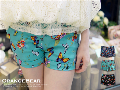  魅力女人~滿版蝴蝶花朵圖案反折造型短褲‧3色