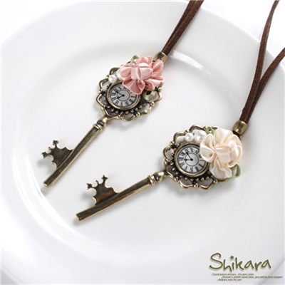 【浪漫飾品♥2件8折】古典甜美~金屬鑰匙珍珠花朵點綴皮繩項鍊．2色