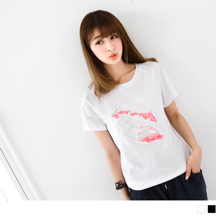 0415新品 視覺甜心~亮片綴立體嘴唇造型純色T恤．2色  