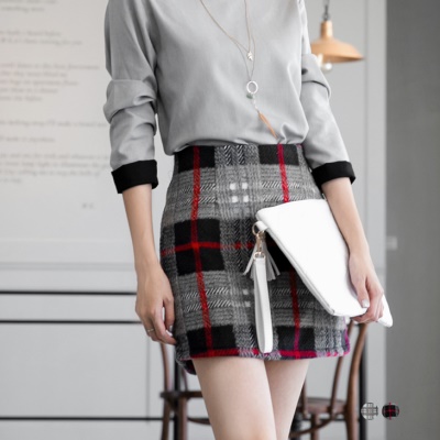 0127新品 毛料質感格紋側拉鍊設計包臀短裙．2色
