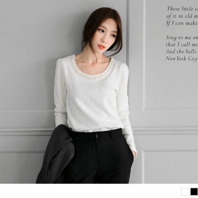 質感立體雕花面料X珍珠綴領上衣．2色