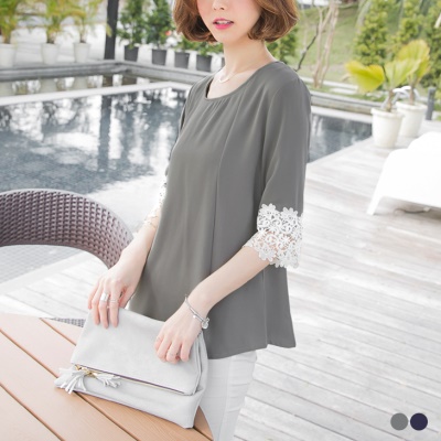 0613新品 素色質感面料X雕花布蕾絲五分袖上衣.2色