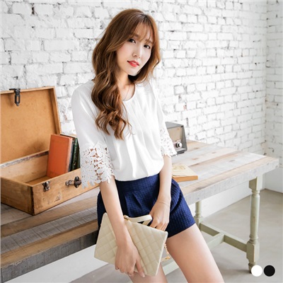 0613新品 純色打摺設計x布蕾絲綴袖上衣．2色