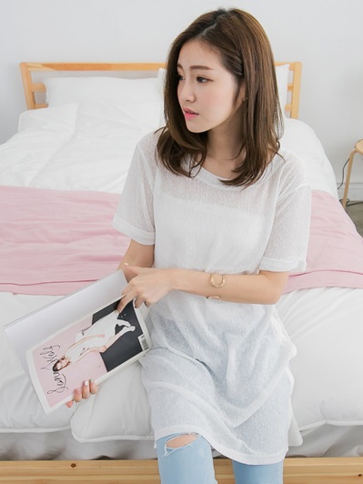 素色透膚側開衩釦造型圓領短袖長上衣/洋裝．2色