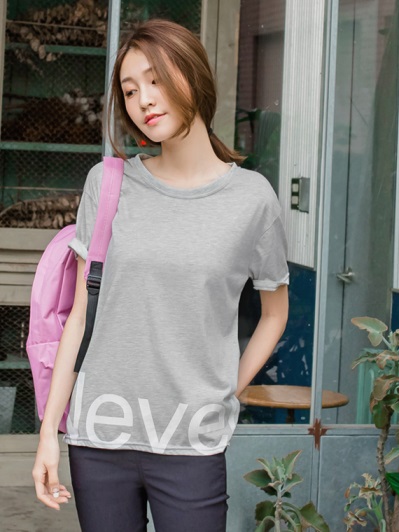 台灣製造．下襬印字純色寬鬆落肩T恤．2色
