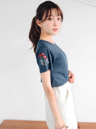 台灣製造．素色高含棉質感花朵刺繡綴袖圓領上衣．2色