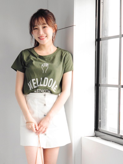 台灣製造．逗趣手勢拼接字母燙印高含棉圓領上衣．2色