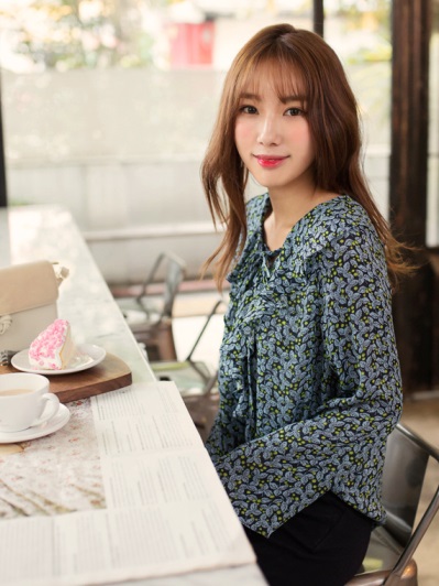 滿版碎花荷葉領綁帶造型雪紡上衣