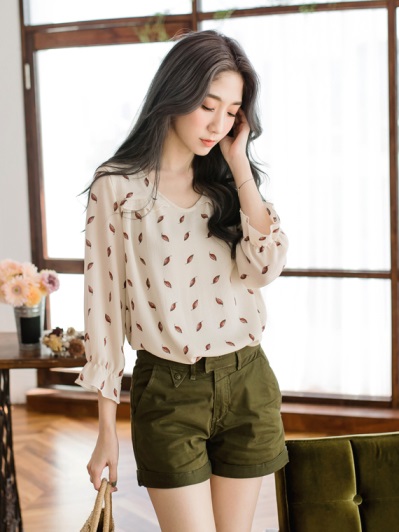 滿版印花圖案小荷葉邊縮口袖紋理面上衣