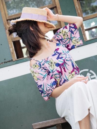 臧芮軒。滿版印花高含棉細肩帶挖肩上衣