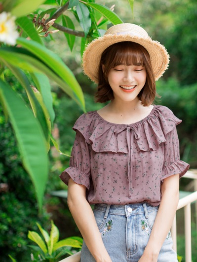 滿版小碎花胸前綁帶縮口袖荷葉領上衣