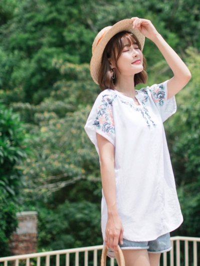 低調民俗刺繡花印V領上衣
