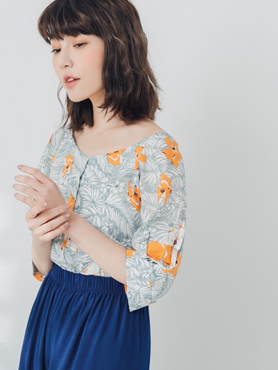 滿版印花排釦設計寬領上衣