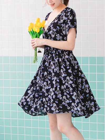 滿版花朵圖案V領口綴排釦造型傘襬細皺短袖洋裝．2色