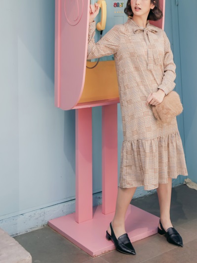 臧芮軒。領結綁帶格紋印花荷葉下襬長袖長洋裝(2色)│OB嚴選品牌旗艦店